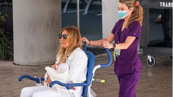 Ana Obregón saliendo del Hospital de Miami con su nueva hija