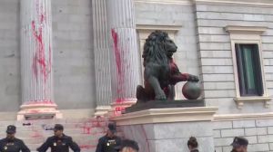 Un grupo de activistas por el clima arroja pintura roja a los leones del Congreso