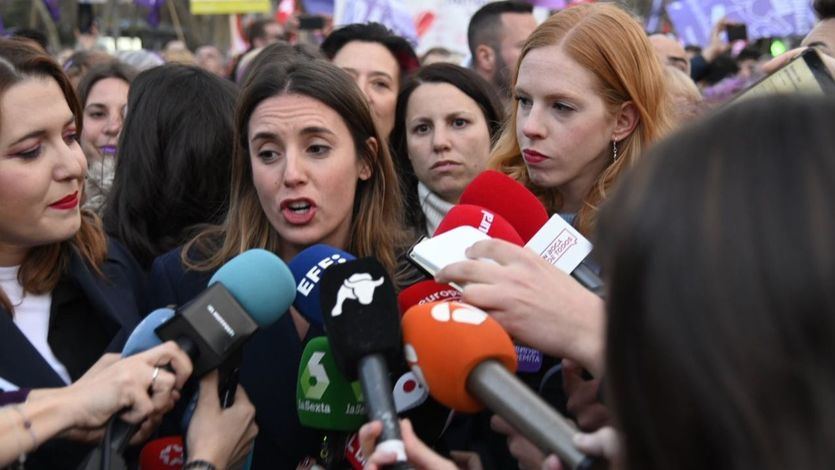 Irene Montero y la cúpula de Igualdad, en la manifestación del 8-M