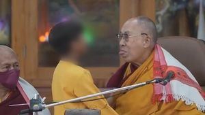 El Dalái Lama se disculpa por el beso con lengua a un niño