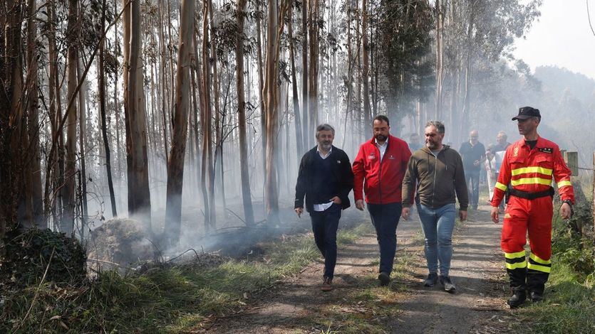 El presidente de Asturias, el socialista Adrián Barbón, visitando un incendio