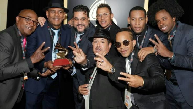 El Septeto Santiaguero en el momento de recibir uno de sus Premios Grammy