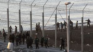 Cierran la frontera de Ceuta tras el intento de salto de 200 migrantes