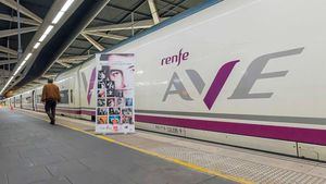 Renfe presenta una exposición de fotografía sobre Nino Bravo en el interior de un tren AVE