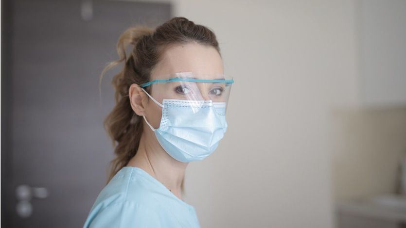 Sociedades científicas y epidemiólogos recomiendan eliminar las mascarillas en entornos sanitarios