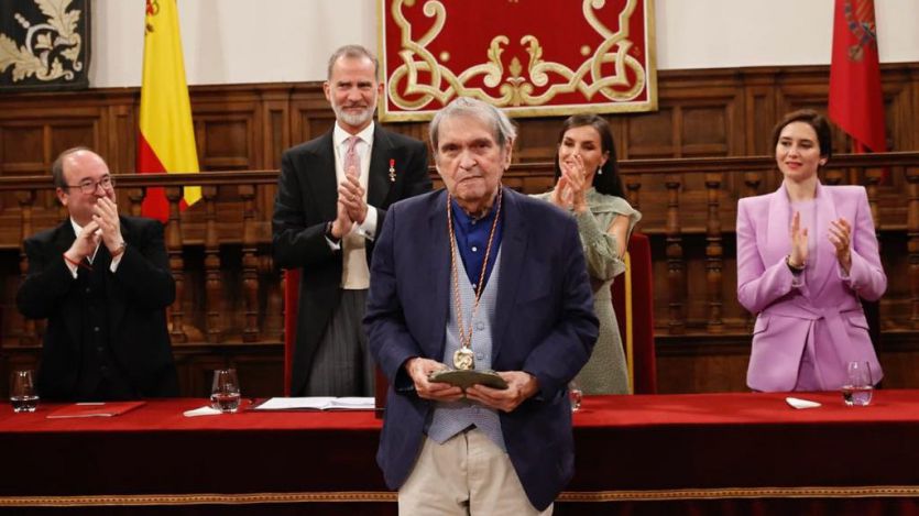 Rafael Cadenas, recibiendo el Premio Cervantes