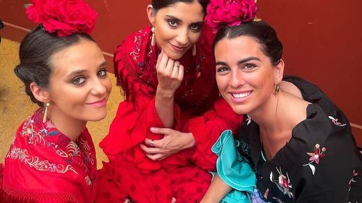 Victoria Federica, a la izquierda de la imagen, en la Feria de abril de 2022 con unas amigas