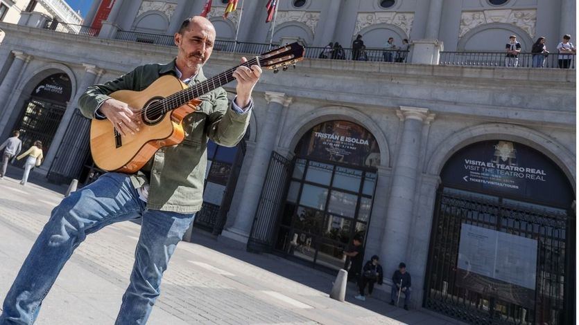 Tuti Fernández y su guitarra delante del Teatro Real