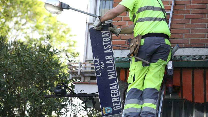 Un cambio de placa de nombre de calle en Madrid