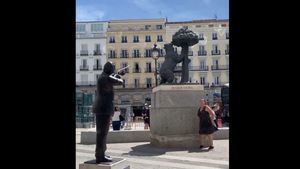 Viral: una estatua del Rey emérito apuntando con un rifle al emblema de Madrid
