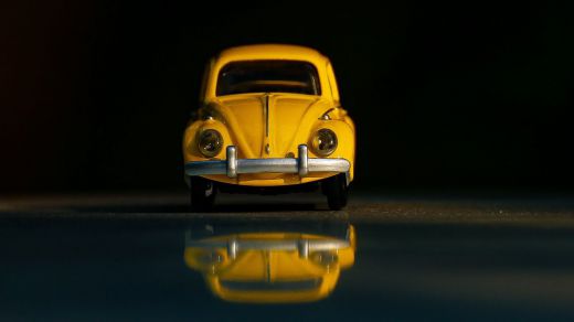 Un coche amarillo