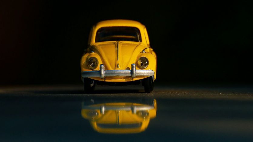 Un coche amarillo