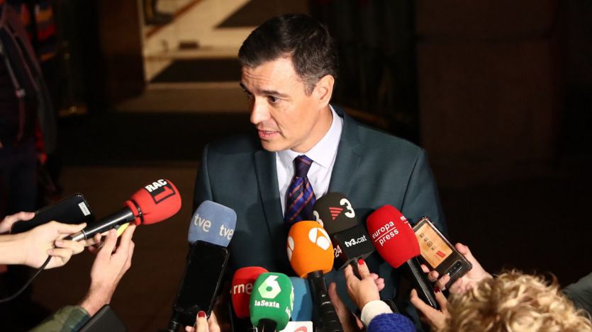 Pedro Sánchez, hablando con la prensa en el Congreso 