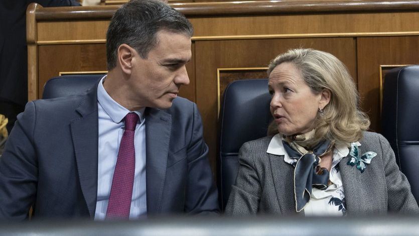 Pedro Sánchez, acompañado de la vicepresidenta Nadia Calviño