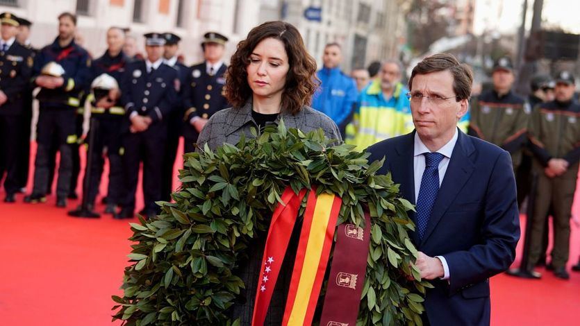 La presidenta de la Comunidad de Madrid, Isabel Díaz Ayuso, y el alcalde de Madrid, José Luis Martínez-Almeida, en el homenaje del 11-M de 2023