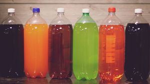 Las bebidas azucaradas tienen altísimos niveles de plastificantes tóxicos, según un estudio