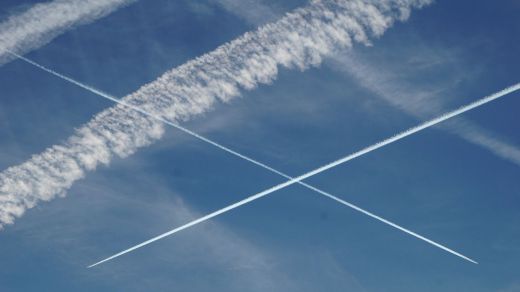 Estelas y supuestas chemtrails en el cielo