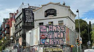 Los mossos cercan un barrio de Barcelona para que la empresa Desokupa no desaloje edificios