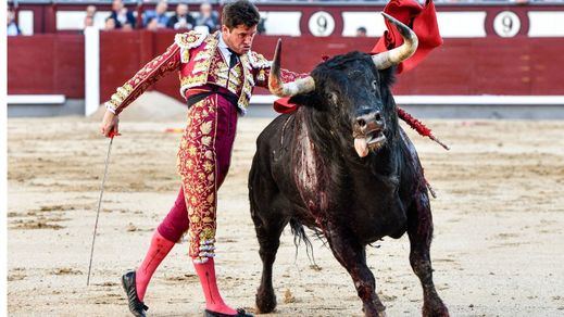 Pase de pecho de Daniel Luque en la faena a su primer toro