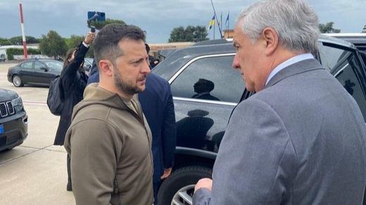 Antonio Tajani, ministro de Exteriores italiano, recibe a Volodímir Zelensky en el aeropuerto