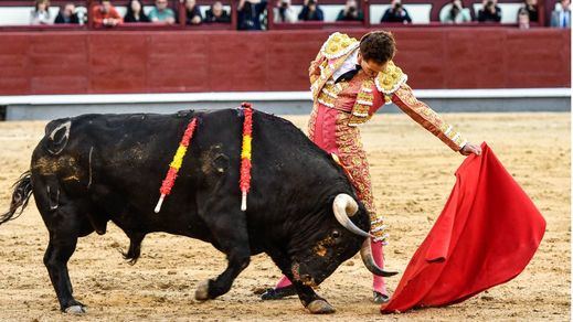 Uno de los naturales de Ginés Marín al sexto toro del que cortó una oreja,