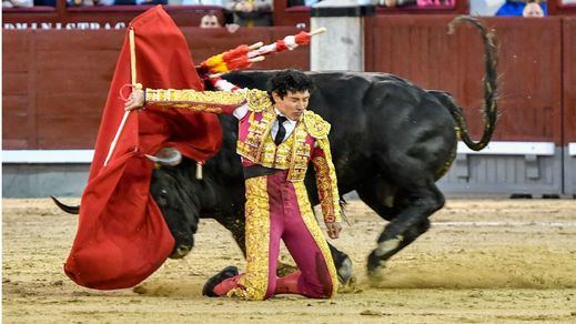 Fonseca inició su faena al último toro con este pase cambiado de rodillas. 