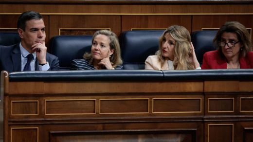 PP y Sumar siguen mejorando en los barómetros del CIS a costa de la caída de PSOE y Vox