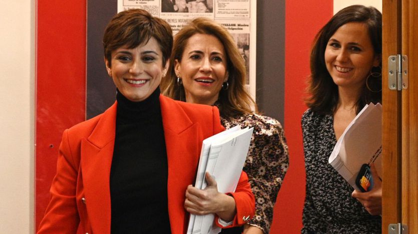 La portavoz del Gobierno y ministra de Política Territorial, Isabel Rodríguez, la ministra de Transportes, Movilidad y Agenda Urbana, Raquel Sánchez, y la ministra de Derechos Sociales y Agenda 2030, Ione Belarra