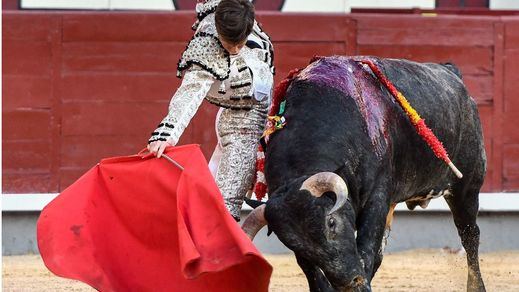 Christian Parejo muletea a su segundo novillo.