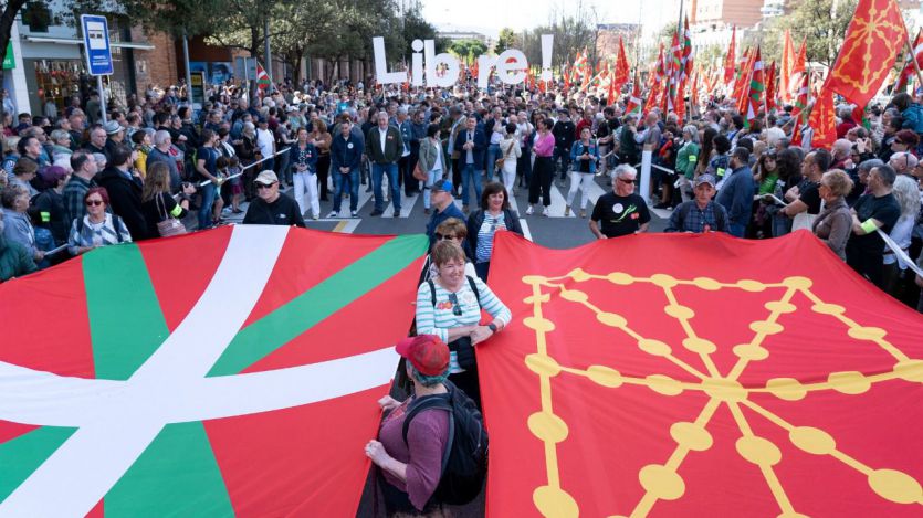 Acto de Bildu con las banderas vasca y navarra