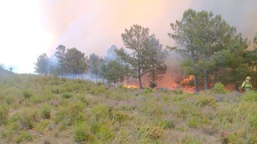 El viento amaina y el incendio en Las Hurdes mejora ligeramente