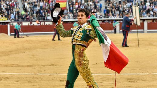 Leo Valadez dio la vuelta al ruedo con la bandera de su país tras cortar una oreja a su primer toro.