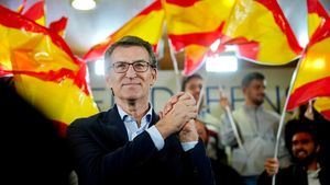Feijóo se da un baño de masas en Valencia y pide la unidad del voto de la derecha: "Huele a cambio"