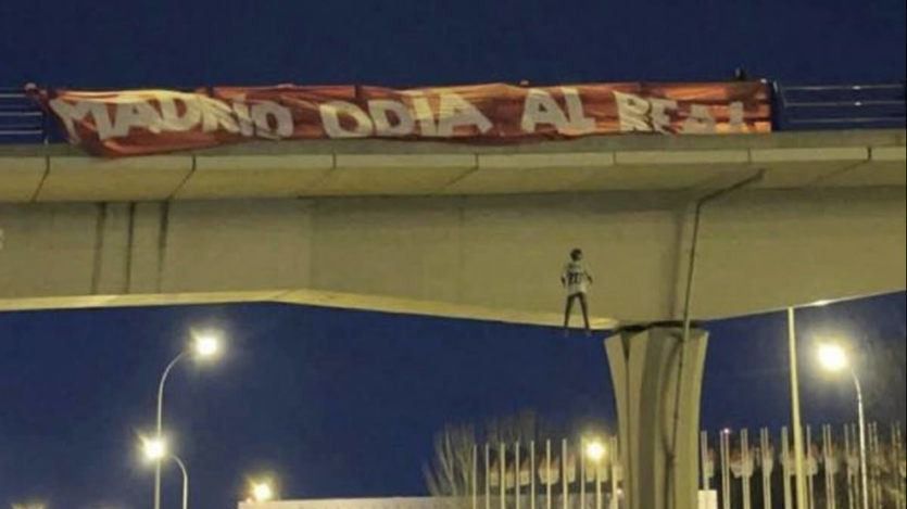 Pancarta y muñeco de Vinicius colgados de un puente