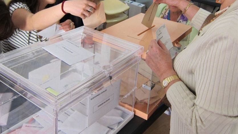 Mujer deposita su voto