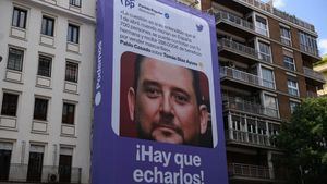 La JEC rechaza el recurso del PP para retirar la lona de Podemos sobre el hermano de Ayuso