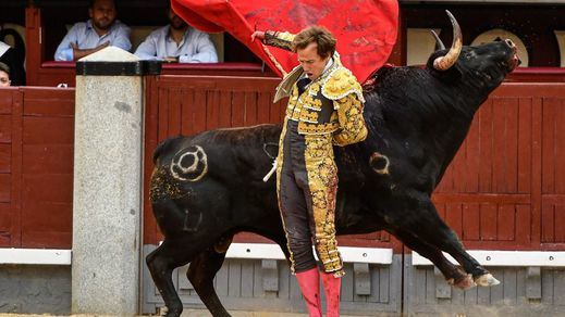 Espectacular manoletina de Román a su segundo enemigo, del que cortó una oreja.