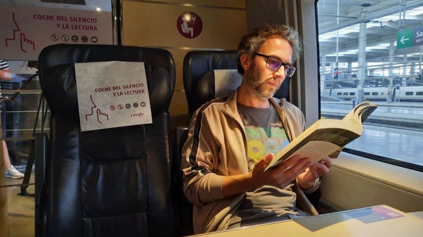 Coche del Silencio y la Lectura en un tren AVE