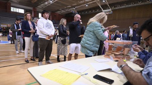 Anécdotas de la jornada electoral del 28-M: hasta 3 monjas en mesa, un hombre que acude con un loro y Page se deja el DNI