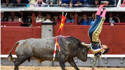 Momento de la cornada que sufrió José Garrido en su primer toro.