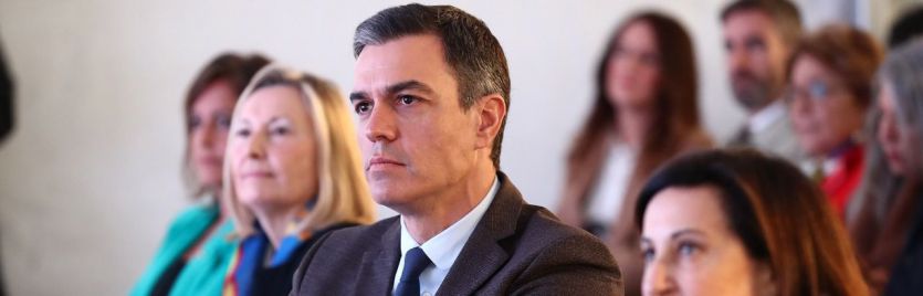 Pedro Sánchez, acompañado de la ministra de Defensa, Margarita Robles