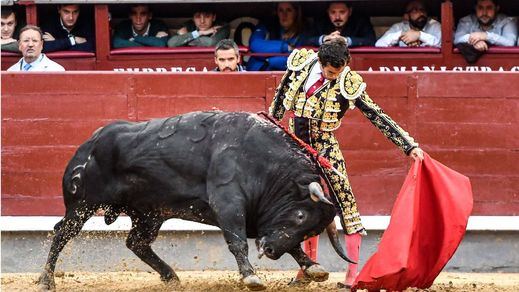 Uno de los naturales de Álvaro Burdiel a su segundo novillo. 