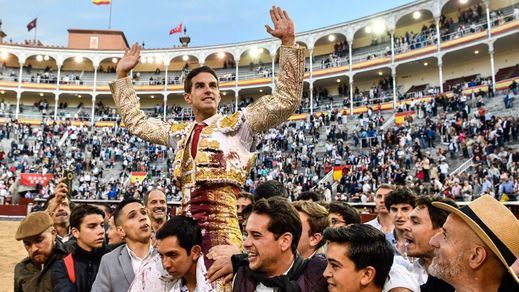 Fernando Adrián fue paseado a hombros por el ruedo antes de salir así por la Puerta Grande.