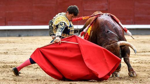 Daniel Luque embarca en redondo por bajo al su primer toro.