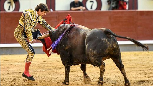 Momento de la cornada del sexto toro a Castella.