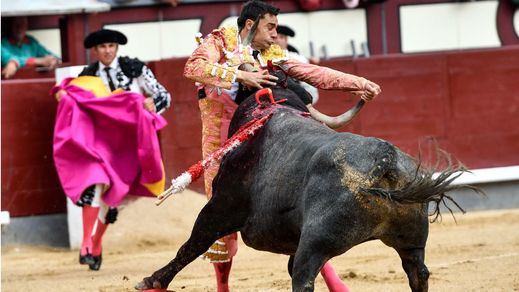 Momento del percance de Paco Ureña con su primer toro, del que salió milagrosamente sin cornada.
