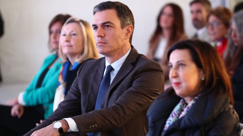 Pedro Sánchez, acompañado de la ministra de Defensa, Margarita Robles