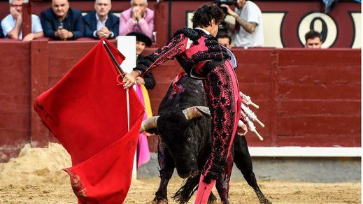 Uno de los pases cambiados por la espalda de Roca Rey a su primer toro.