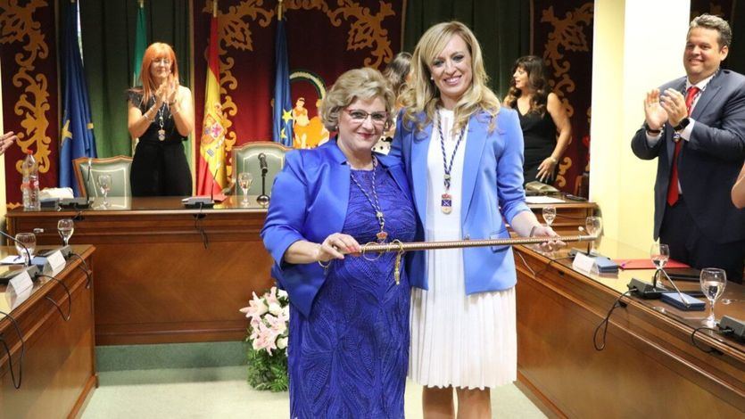 Berta Linares, actual alcaldesa de Maracena, a la derecha de la imagen
