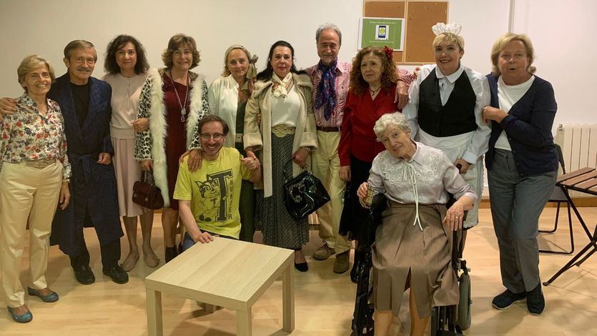 El grupo de actores con Damián Alcolea en primer plano de rodillas.